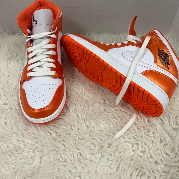 Air Jordan 1 MID SE, Electro Orange - Picture 11 of 13